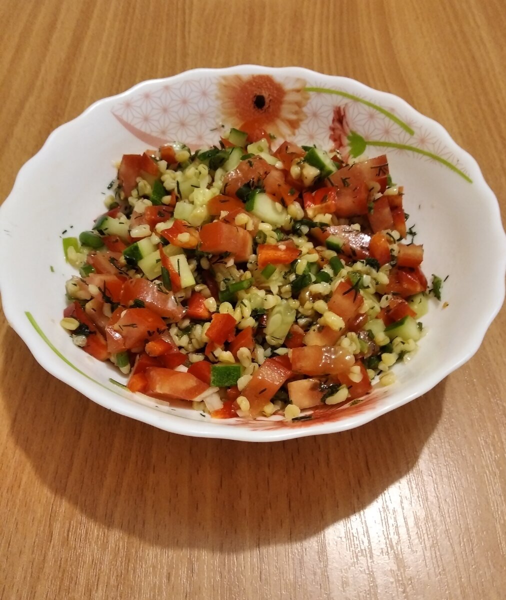 Салат из свежих овощей с булгуром.