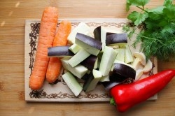 ШАГ 2:
Нарезать синенький небольшими брусочками, по желанию можно нарезать сначала кружочками, затем каждый кружочек разрезать пополам. Замочить баклажан в солёной воде, это позволит избавиться от горечи и далее, в процессе обжаривания, баклажан будет впитывать меньше масла.