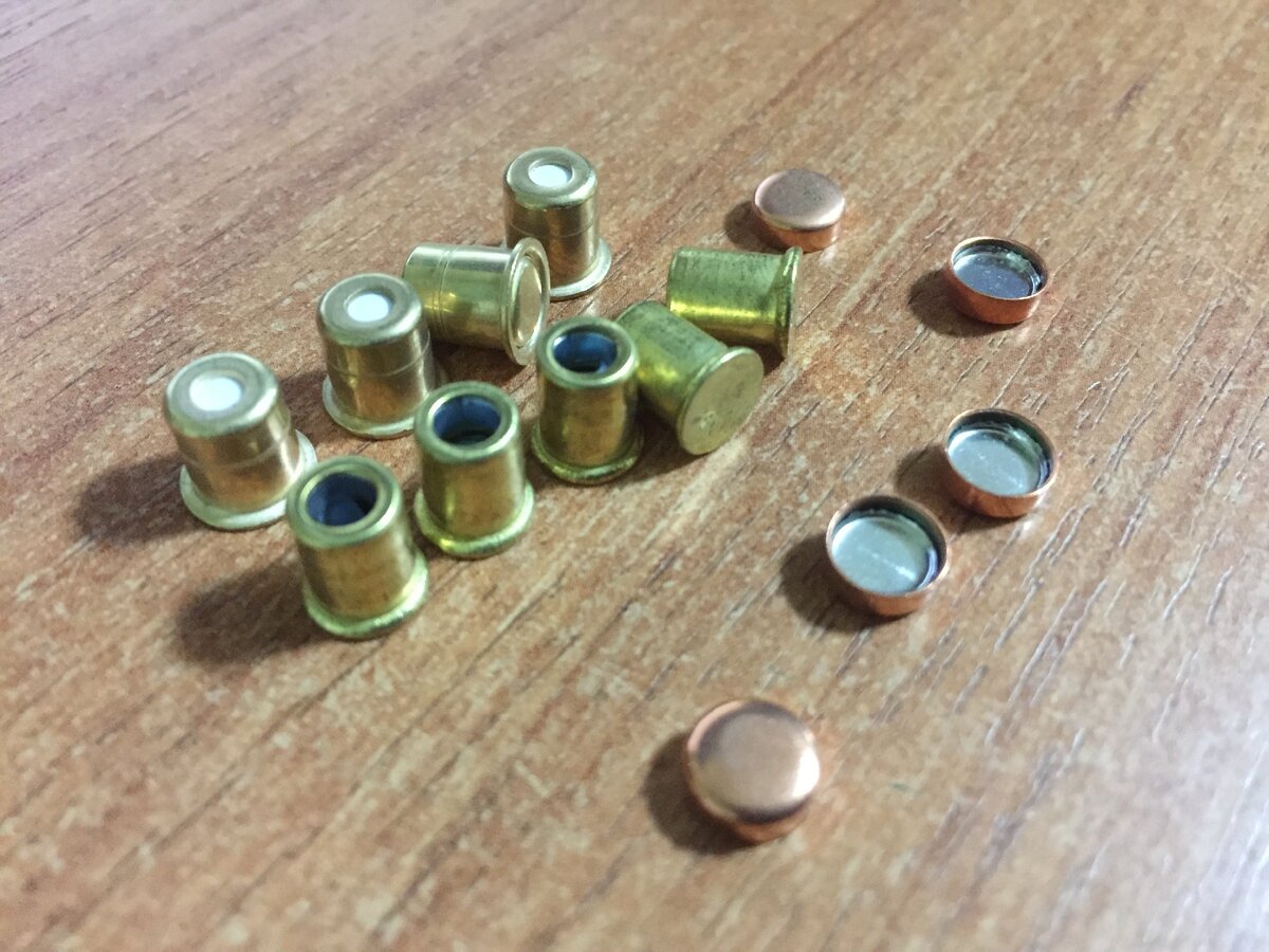 На фото видно что КВ довольно значительно отличаются, но к сожалению у меня нет капсюлей типа КВ-21 и 22, они представляют практически полную копию КВ-209