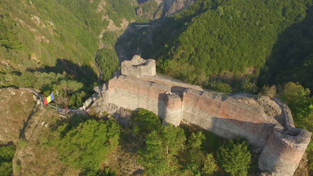 Руины замка Поенарь в Румынии, на южных отрогах Трансильванских Альп