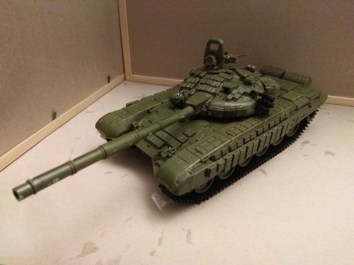 Собранная модель танка Т-72Б от фирмы "Звезда"
