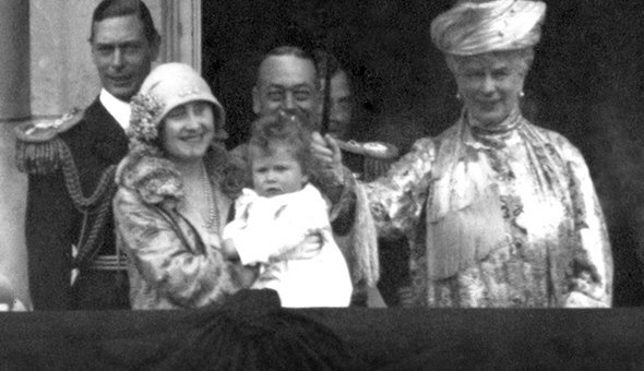 Будущую королеву Елизавету II представляют подданным 
