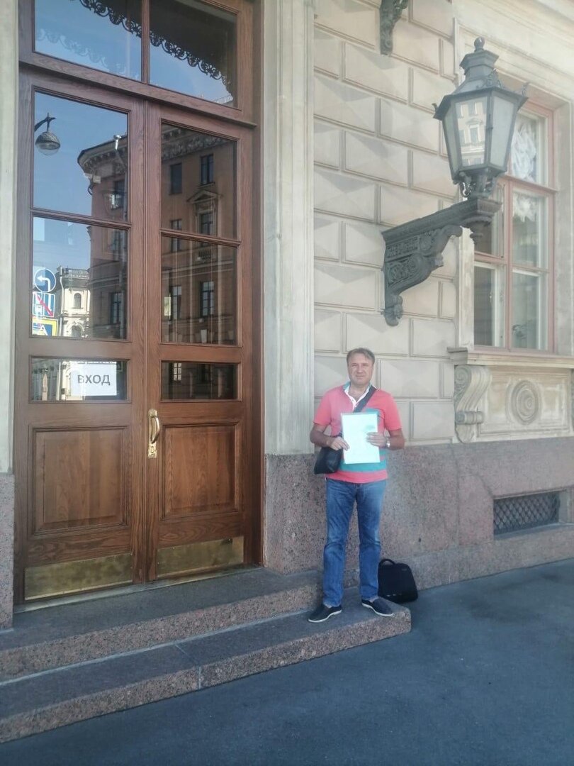 Житель Репино С. И. Бугашев передает подписи в ЗакС