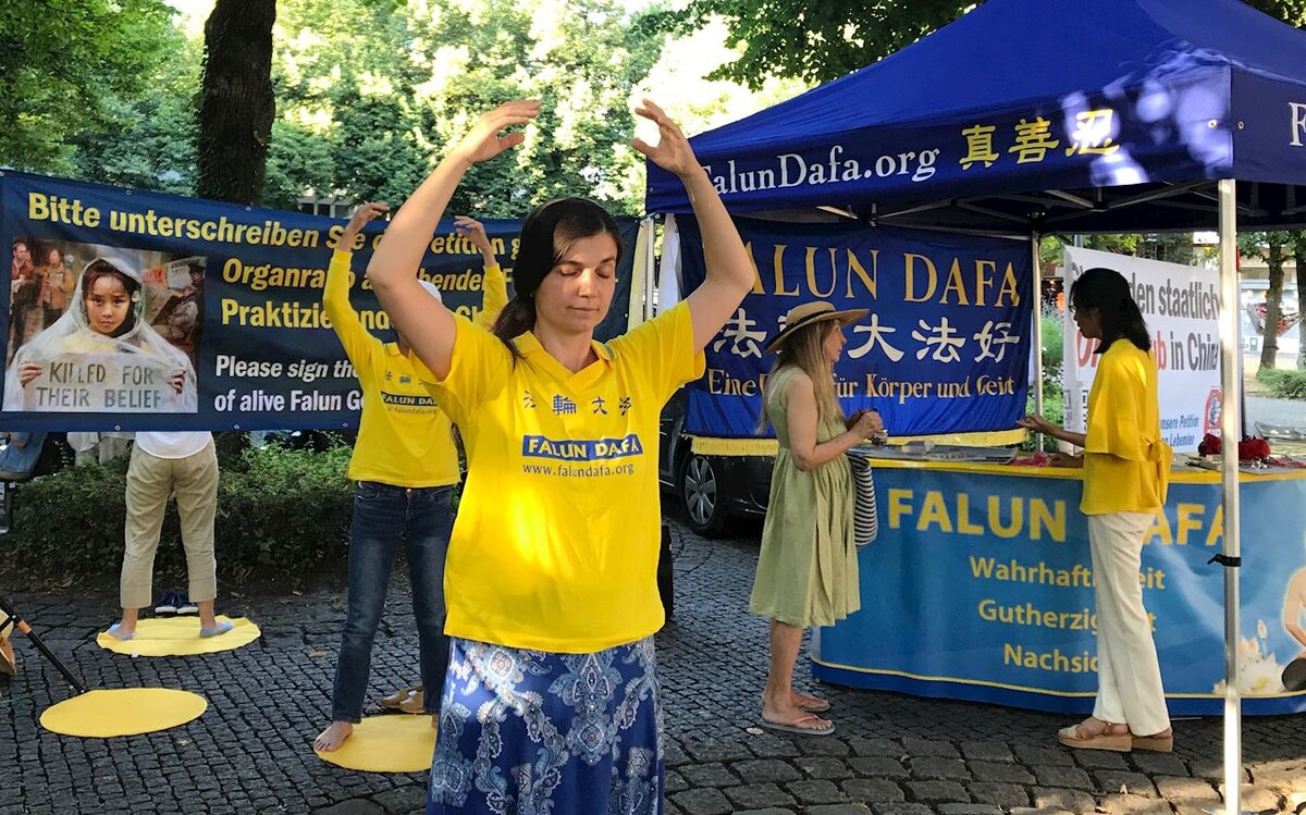 Практикующие демонстрируют пять упражнений Фалунь Дафа