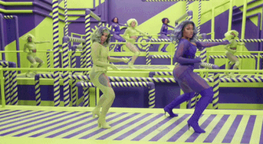 Фрагмент из клипа Cardi B - WAP feat. Megan Thee Stallion (gif файл автора, источник - youtu.be/hsm4poTWjMs)