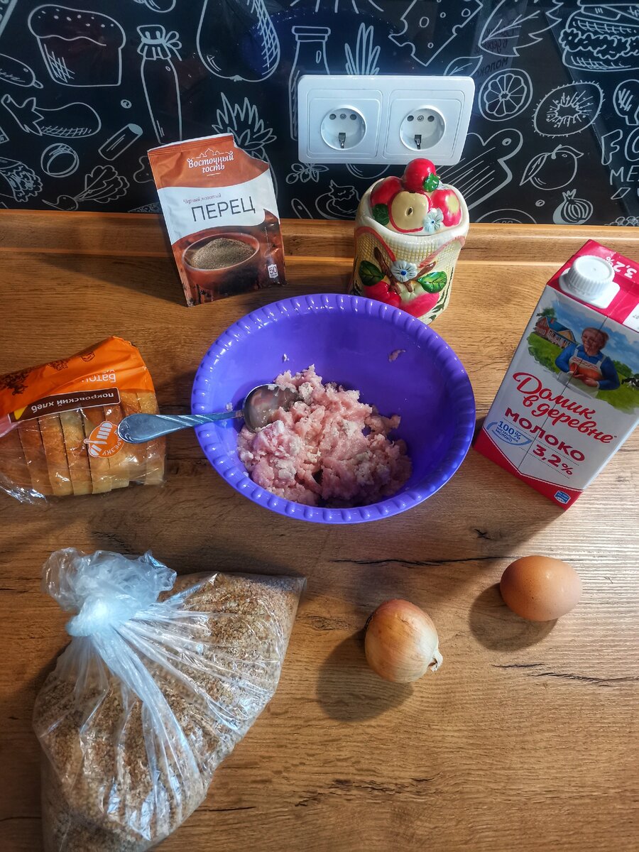 1 яйцо, 1 луковица, батон, молоко, фарш куриный, панировочные сухари, соль и перец