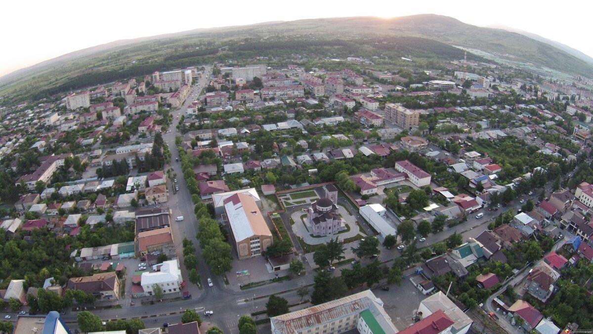 Столица южной осетии город. Город Цхинвал Южная Осетия. Цхинвали Южная Осетия. Цхинвали город. Цхинвал центр города.