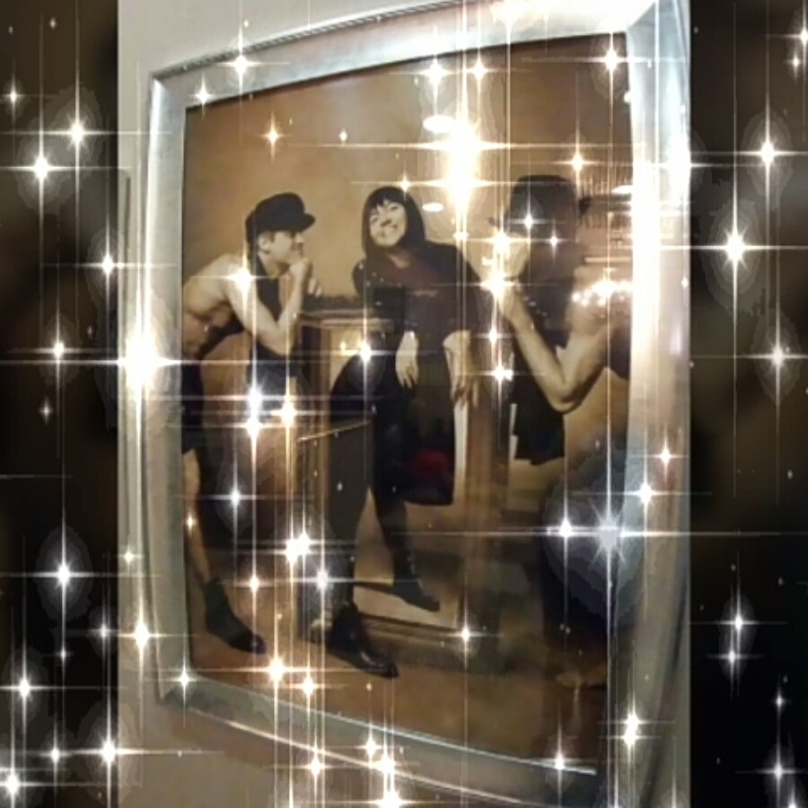 Вспомню тёплую атмосферу фойе и сногсшибательную энергетику зала во время представления. 