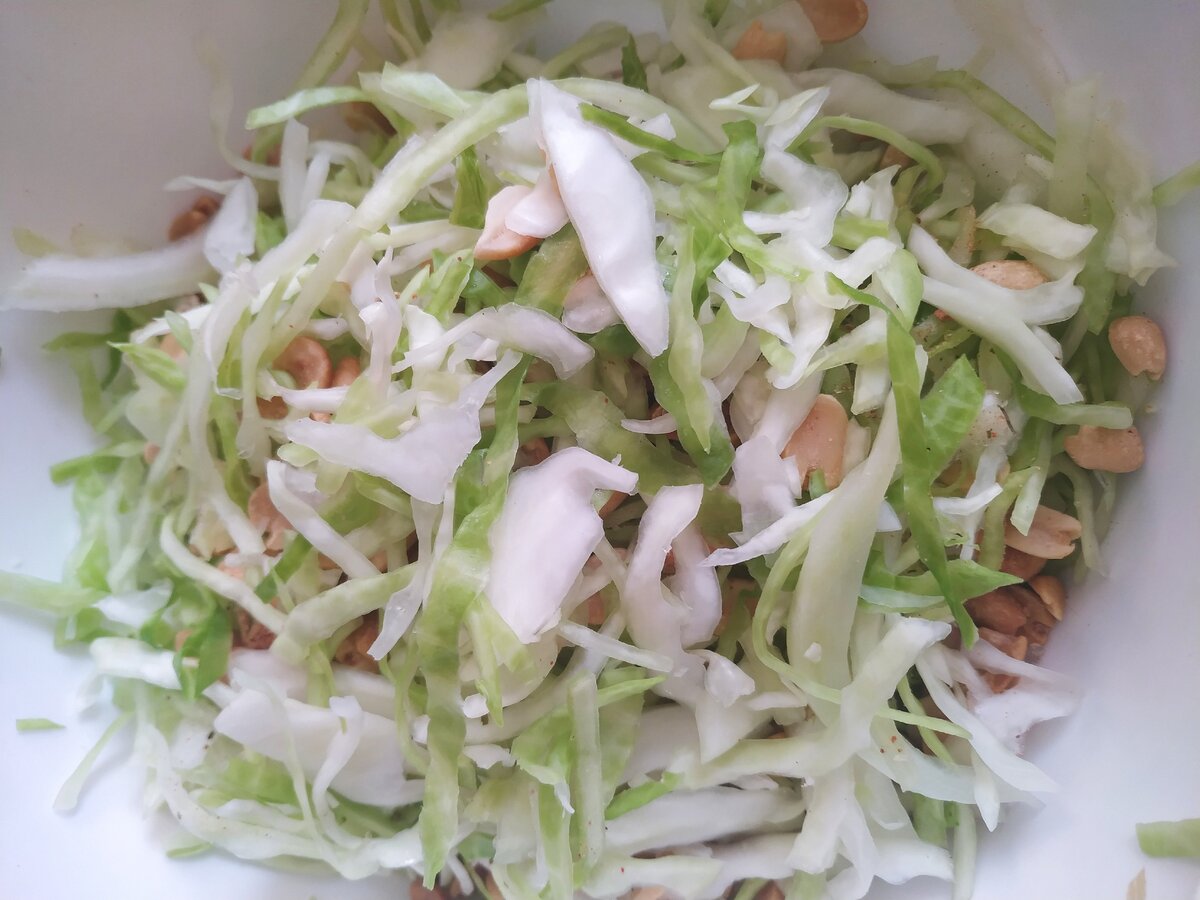 Капусту шинкуем и смешиваем с арахисом 