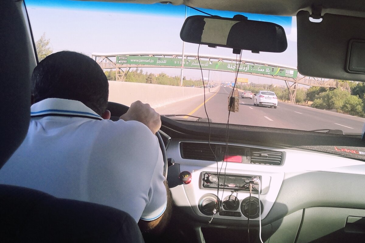 Не пугайтесь, водителю не плохо, просто смешно. 