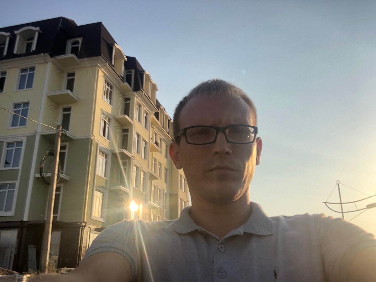 Автор канала Константин Александрович, на заднем плане апартаментный комплекс Имретинские курорты