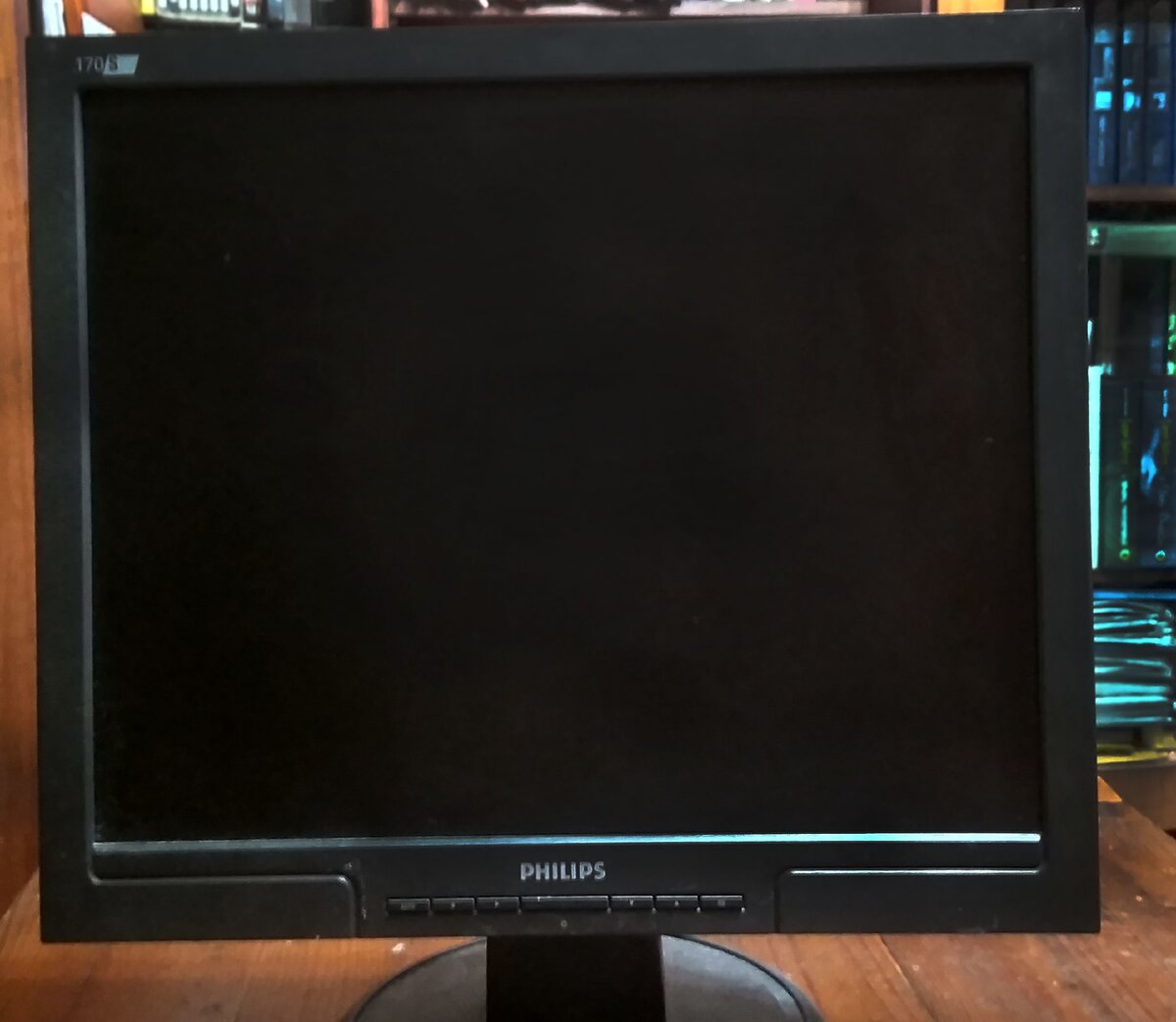 Мой 19 дюймовый монитор с разрешением 1280x1024. Он был моим основным монитором 3 года, монитор поменьше был колонками и вторым монитором по совместительству. 