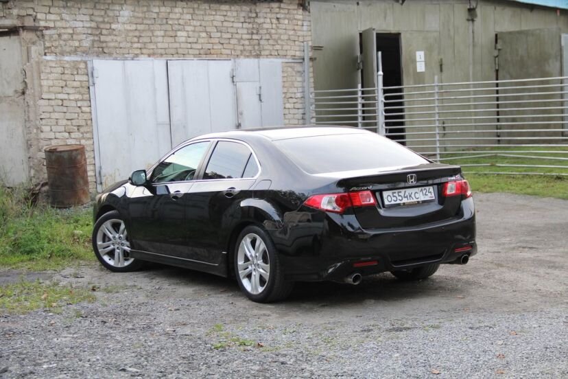 Особенно завораживает нынешнее, восьмое поколение, которое гипнотизирует сногсшибательной внешностью и пылким характером. Плюсом ко всему, опыт научил "хондовцев" создавать агрегаты, стойкие к воздействию времени и внешних условий. Но идеалов, как мы знаем, не бывает.

Премьера модели 2008 года состоялась на Женевском автосалоне. Компанию седану составил спорт-универсал Tourer, который на российский рынок попадал разве что окольными путями. Спустя три года фэйслифтинг добавил в агрессивно-стремительный вид Accord пару свежих штрихов. В отличие от предшественника, кузов "восьмого" заметно увеличился, но отразилось это скорее на безопасности, чем на внутреннем пространстве, место для ног задних пассажиров осталось чересчур скромным. Старые моторы пополнились усовершенствованными элементами, а подвеска обзавелась новыми настройками. Результатом стало огромное количество желающих приобрести автомобиль не только новым, но и с рук. Будем надеяться, эти люди знают, на что идут. Потому что Honda Accord, несмотря на более мягкую, по сравнению с предшественником, ходовую часть, остался довольно сильно привязан к хорошему дорожному покрытию и специализированным мастерским, к тому же он способен неприятно удивить стоимостью обслуживания.