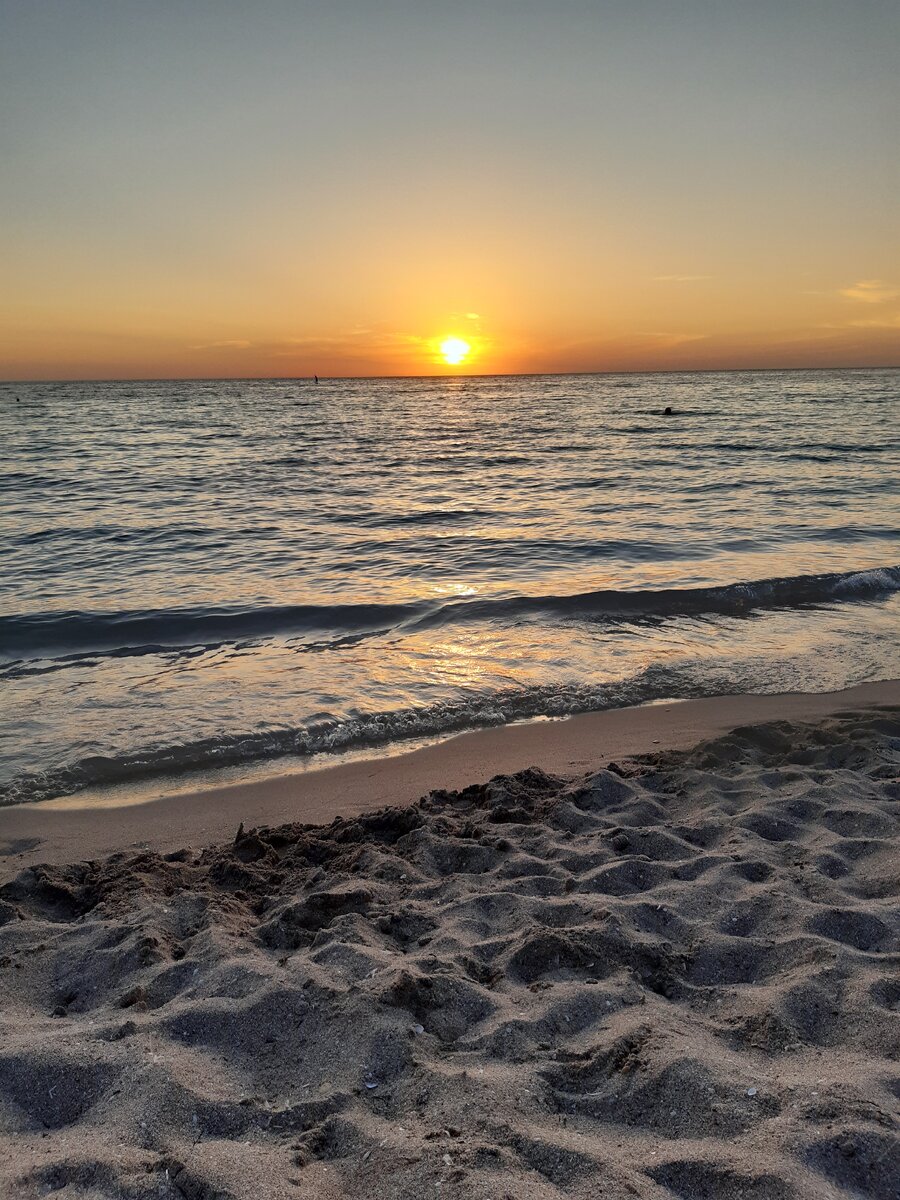 Закат в Оленевке, закаты красивые, но вот песочек без фильтров все таки не мальдивский как обещают. В этом фото для меня наверное весь опыт отдыха в Крыму: красивая природа но не должно быть каких бы то нибыло больших ожиданий особенно по инстаграмму.