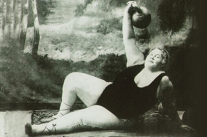 Изображение женщины с гирей