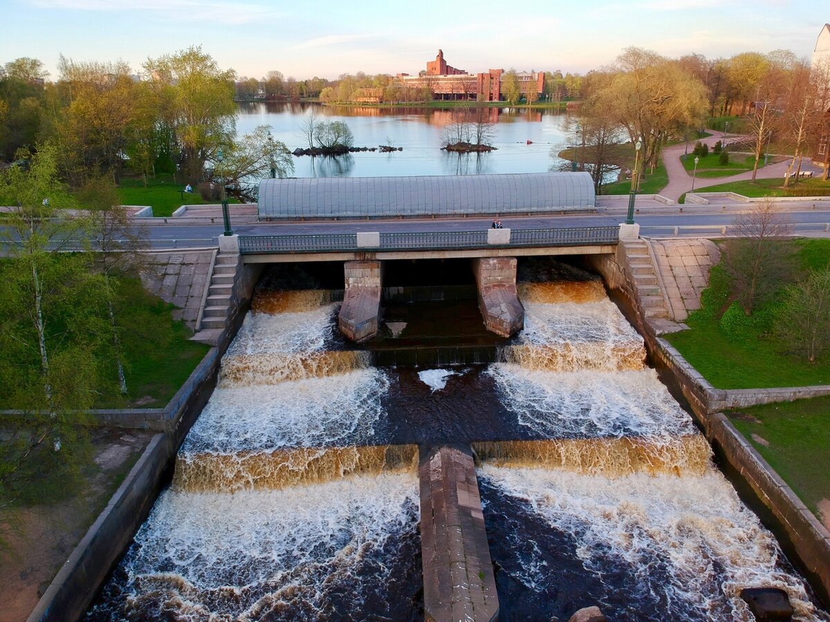 Вид сверху на плотину Гаусмана, на набережной которой хотят построить дом культуры.