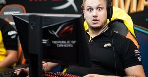 Начинающие киберспортсмены в России играющие в CS GO получают около 1 тыс. долларов в месяц. Заработная плата более опытных коллег доходит до 10 тыс. $.