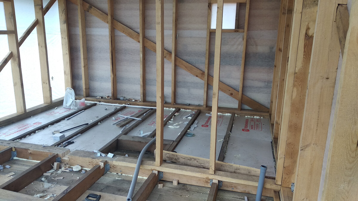 Пробитые в балках углубления под трубу, введенная с улицы  труба водопровода.  