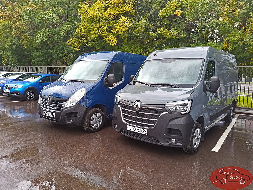Двое из ларца, неодинаковые с лица: синий фургон слева – Renault Master прошлого поколения, серый фургон справа – нынешнего