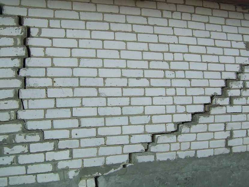 Трещины в стене из-за некачественного фундамента
