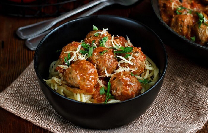 На перекус, на гарнир, как закуска или основное блюдо – фрикадельки: мясные, рыбные, овощные, тушёные, жареные и запечённые, сочные и ароматные с румяным бочком так и просятся в рот, чтобы съели их поскорее.