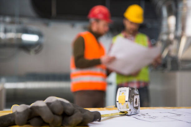 Если же остались черновые и отделочные материалы, которые впоследствии пригодятся, то соберите их в одно место (например, в ту комнату, где ремонт еще не завершен)