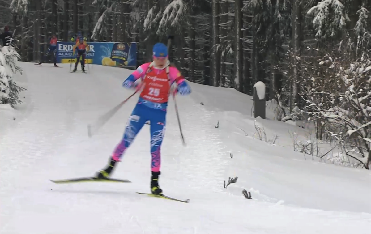 Светлана Миронова на третьем круге масс-старта в Оберхофе.