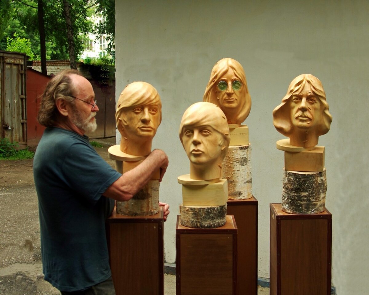 Леонтий Усов со скульптурной композицией "Битлз"