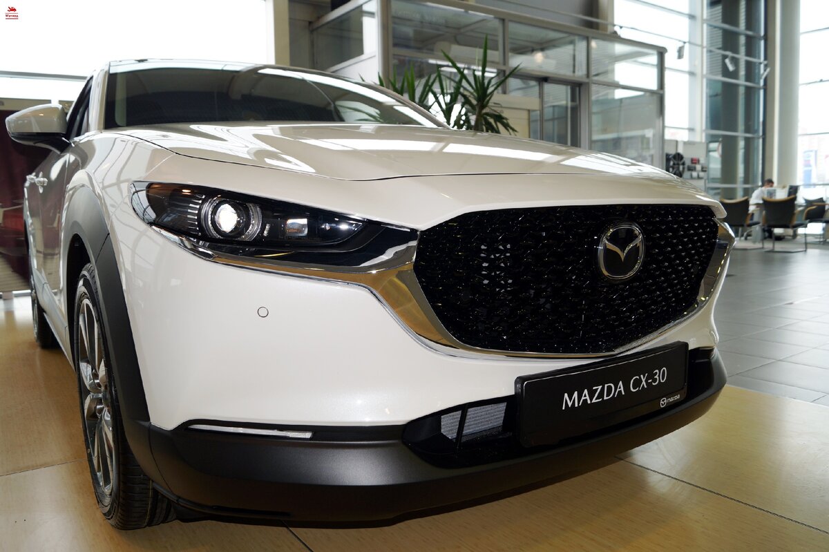 Фото передней оптики Mazda CX-30 2021 года выпуска
