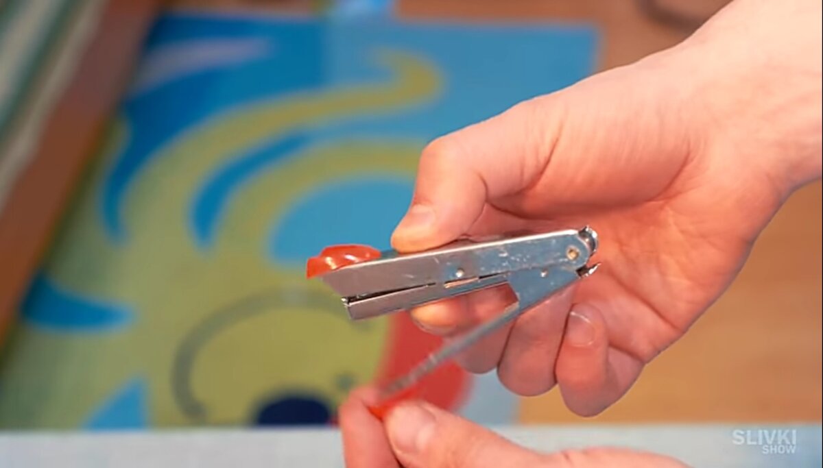 Разглаживает степлер полностью для удобства