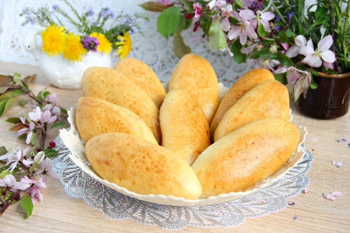 Пирожки с рисом и яйцом рецепт жареные. Пирожки с луком и яйцом и рисом. пирожки с рисом. пирожок печеный с рисом и яйцом. пирожки с рисом и зеленым луком.