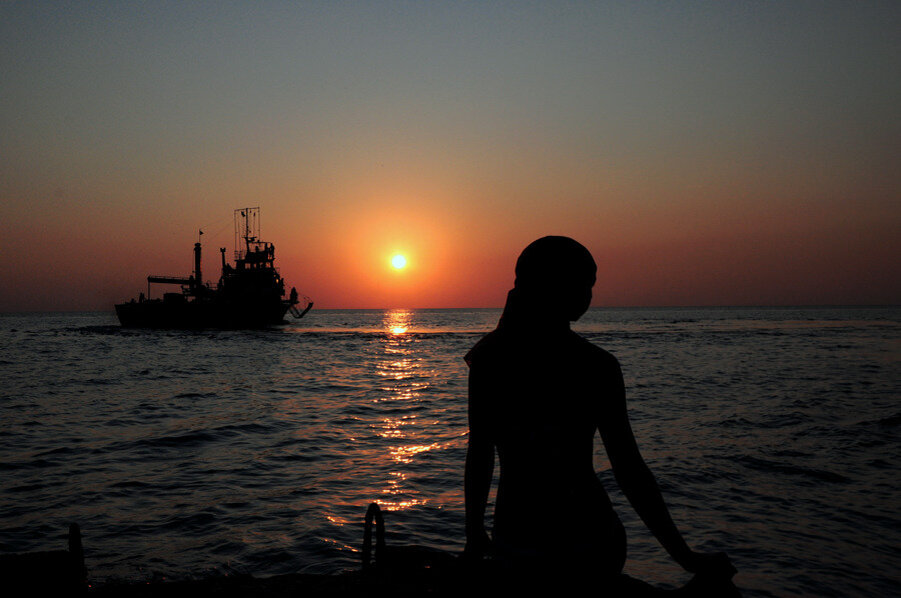В ожидании бывшей жены. Девушка ждет у моря. Девушка на Пристани. Девушка на закате у моря. Девушка у моря ждет корабль.
