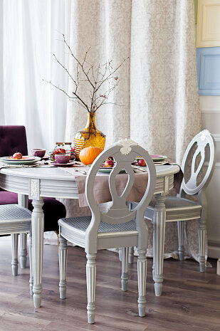 На фото: Стол раздвижной  из коллекции "Людовик" (магазин Инлавка, inlavka.ru)