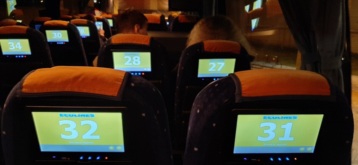 Мультимедийные экраны. Обратная поездка - автобус почти пустой. 