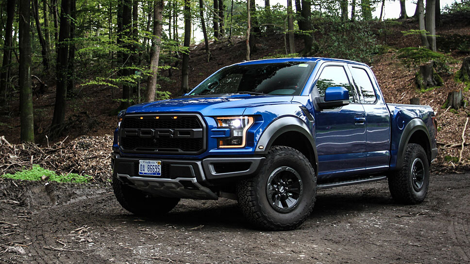 Ford F-150 Raptor 2021 года был представлен в среду, 3 февраля, в 11:00 по восточному времени в прямом эфире на канале Ford на YouTube. Стандартный грузовик должен оснащаться 3,5-литровым двигателем V6 с двумя турбинами. Посмотрим, представит ли Ford и производительную версию, которая, по слухам, называется Raptor R и будет оснащена двигателем V8 с наддувом. Ожидание ответа Ford на 702-сильный Ram 1500 TRX с двигателем Hellcat 2021 года скоро закончится. Пикап повышенной проходимости F-150 Raptor 2021 года был  представлен вчера утром в 11:00 по восточному времени. Вы сможете увидеть, будет ли у нового Raptor V8 с наддувом или нет, на канале Ford в YouTube.  Вы можете найти то же содержимое в другом формате или найти дополнительную информацию на их веб-сайте. Мы видели несколько испытаний F-150 Raptors 2021 года в Мичигане и заметили настройку задней подвески с цилиндрической пружиной - два Raptors предыдущего поколения имели настройки с листовой рессорой. Мы также заметили более производительную версию, которая, вероятно, будет называться Raptor R, с грохотом V8, который мы засняли на видео. Ходят слухи, что стандартный Raptor по-прежнему будет иметь под капотом 3,5-литровый V6 с двойным турбонаддувом. Мы не уверены, будет ли представлен Raptor R, у которого может быть более 700 л.с. V8 с наддувом, но нам придется подождать и посмотреть. Raptor 2021 года должен придерживаться формулы: затемненная решетка с надписью Ford, которую мы видим на тизерном изображении , плюс широкие крылья, 35-дюймовые вездеходные шины BFGoodrich K02, опциональные колеса с блокировкой бидлоков и гоночные амортизаторы Fox. У него также могут быть дополнительные аксессуары, доступные от Ford, такие как держатель запасного колеса и рок-рельсы, и мы надеемся, что Ford добавит несколько забавных пасхальных яиц, чтобы дать отпор диким пасхальным яйцам TRX. Скоро мы узнаем все подробности, и они должны сделать битву Рам против Форда за господство внедорожных пикапов еще более интересной. 