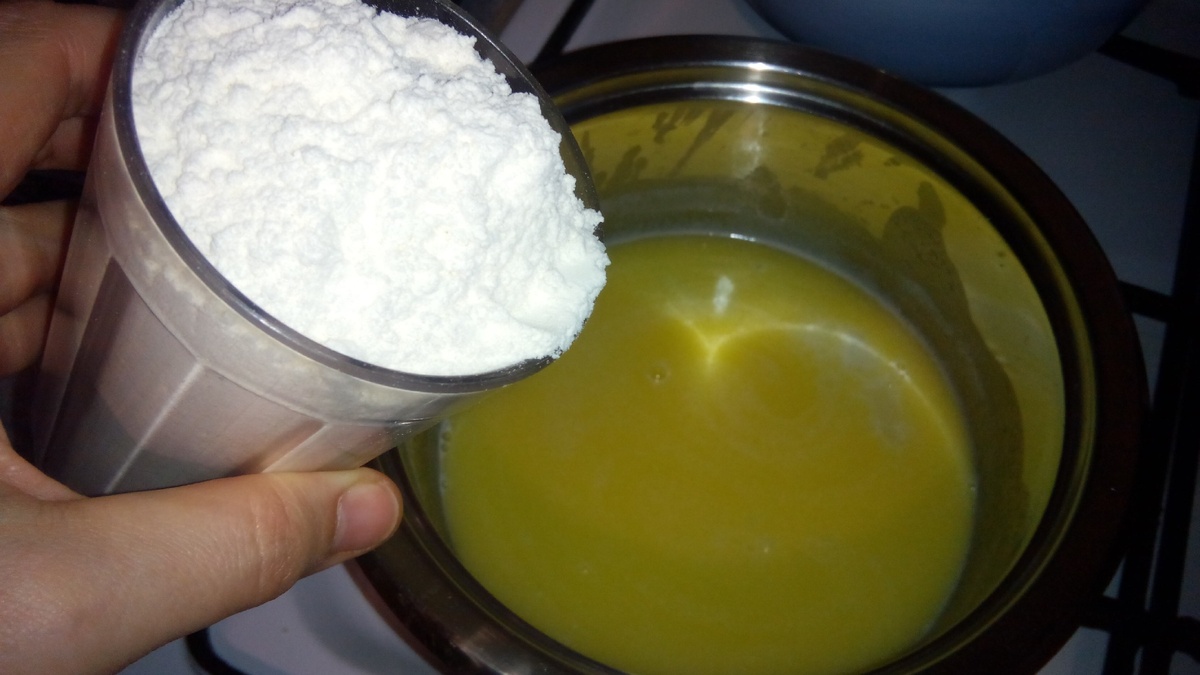 Быстро=быстро добавляем стакан муки, при этом оперативно перемешиваем! Несколько секунд и все, как только однородность получилась, газ выключаем.