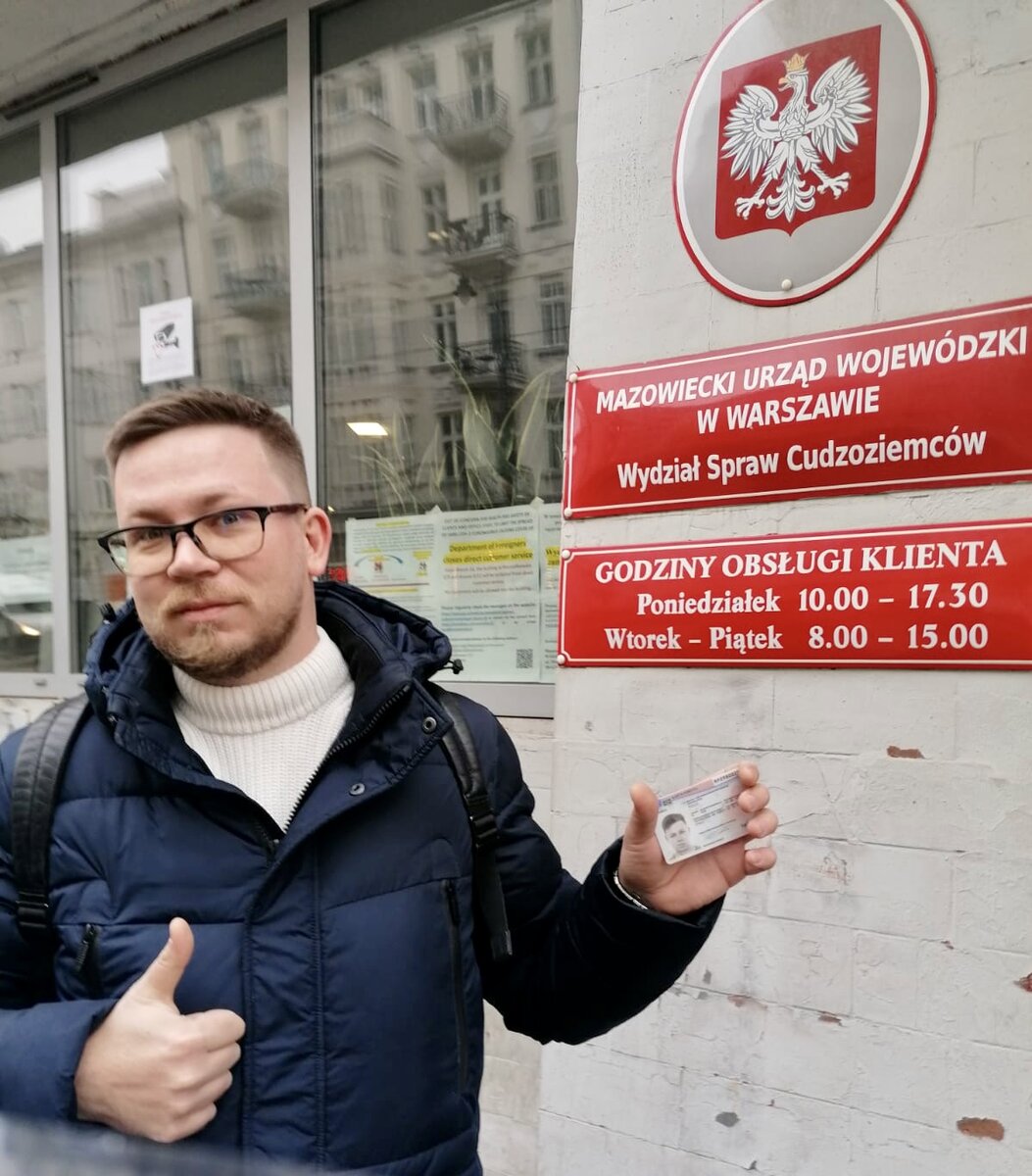 Кирилл, у Варшавского ужонда, демонстрирует только полученную карту Сталего Побыту (кадр с YouTube канала Repatriation EU)