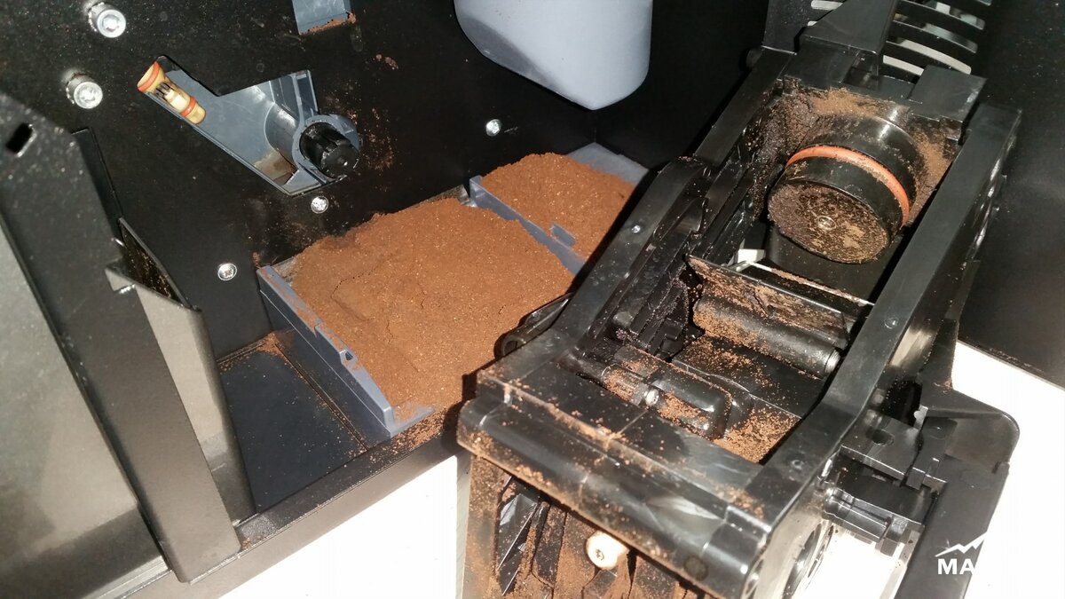 Именно из-за отсутствия смазки и загрязнений в заварочном блоке кофемашин Saeco, под самим заварочным блоком образуются горы просыпанного мимо молотого кофе!