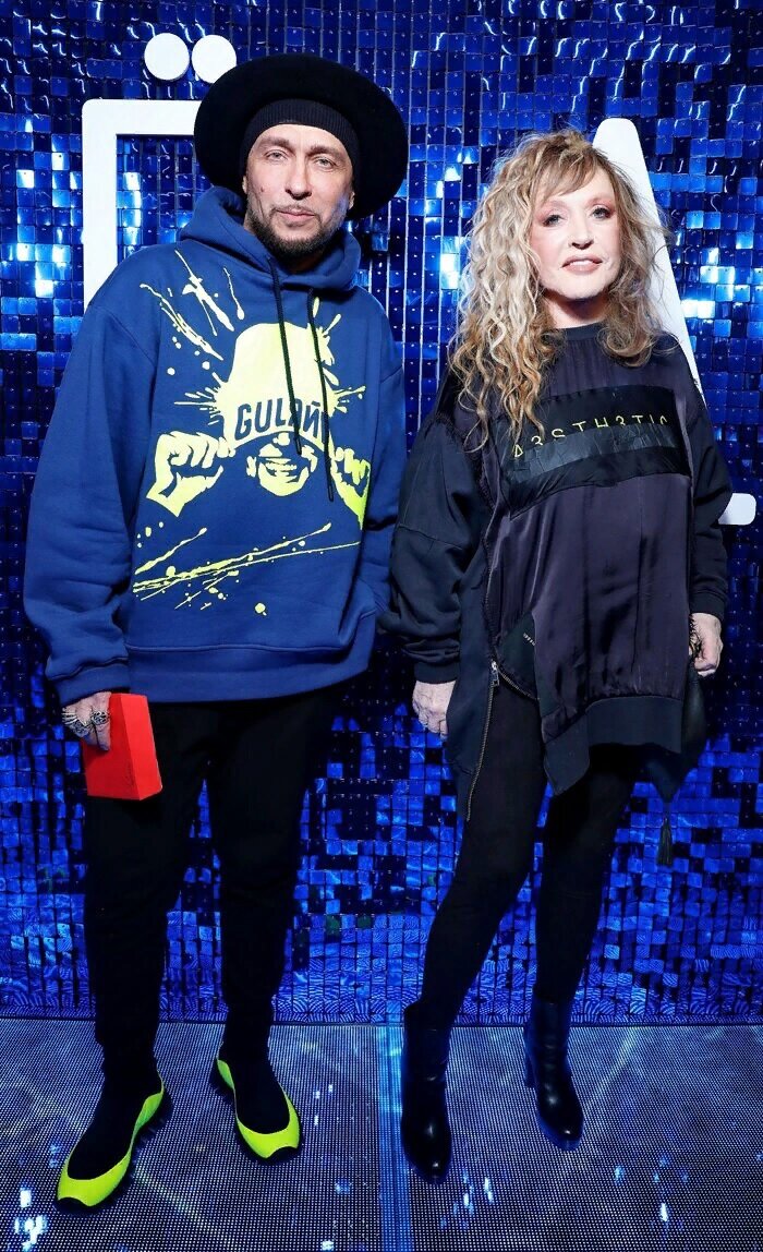 Алла Пугачева в черном свитшоте с молниями