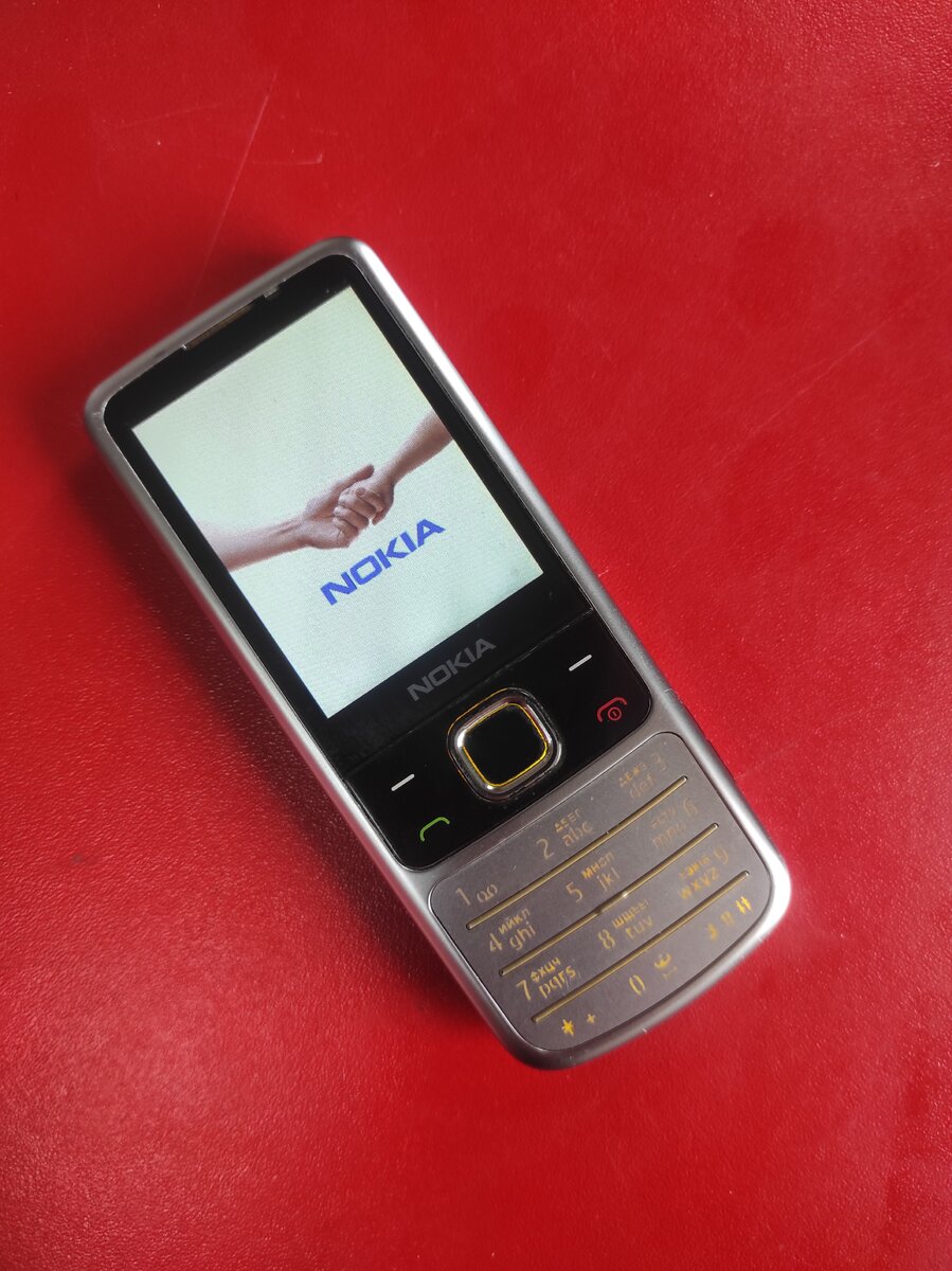 На фото Nokia 6700с-1, листаем дальше, вспоминаем как он выглядел