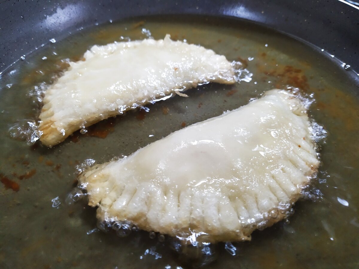 Чебуреки из слоеного теста на сковороде — рецепт с фото пошагово