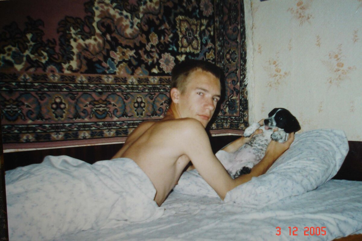 Динка, тот самый ковер на стене и я. На дату не смотрите, это при пересъемке бумажных фото на цифровик. Реальный год 1997. Фоткал отец после утренней пробудки.