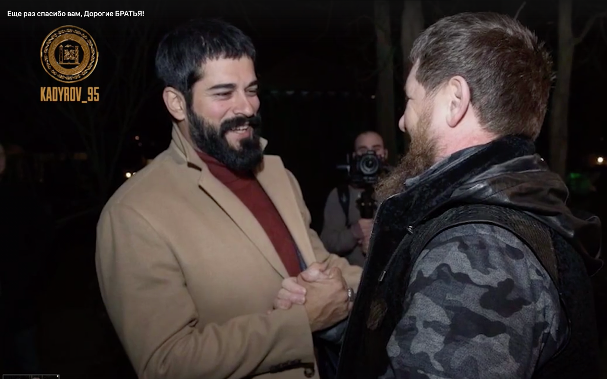 Скриншот из видео со страницы https://vk.com/ramzan. Ситуация парадоксальная: сериал "Основание Осман" кроме Турции идёт ТОЛЬКО в Албании. В Россию даже права не продали. Но определенные регионы активно смотрят (если с русским переводом, то по сути воруют), и почему-то это всех устраивает. Визит команды сериала в Россию тому доказательство