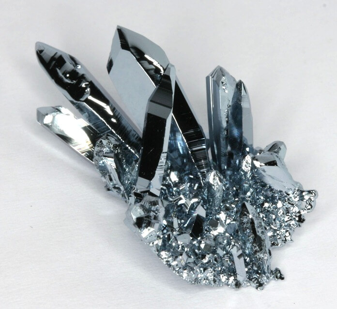 Калифо́рний — искусственный радиоактивный химический элемент, актиноид, обозначаемый Cf, имеющий атомный номер 98 в периодической системе Менделеева. Известны радиоизотопы с массовыми числами 237—256. Стабильных изотопов не имеет[4]. 
Данный элемент был впервые синтезирован в 1950 году в Национальной лаборатории Лоуренса Беркли (тогда Лаборатория радиации Калифорнийского университета) путём бомбардировки кюрия альфа-частицами (ионами гелия-4). Актиноид, шестой трансурановый элемент, который был когда-либо синтезирован, и имеет вторую по величине атомную массу среди всех элементов, которые были произведены в таких количествах, чтобы их можно было разглядеть невооружённым глазом (после эйнштейния). Элемент был назван в честь штата Калифорния и университета из этого штата