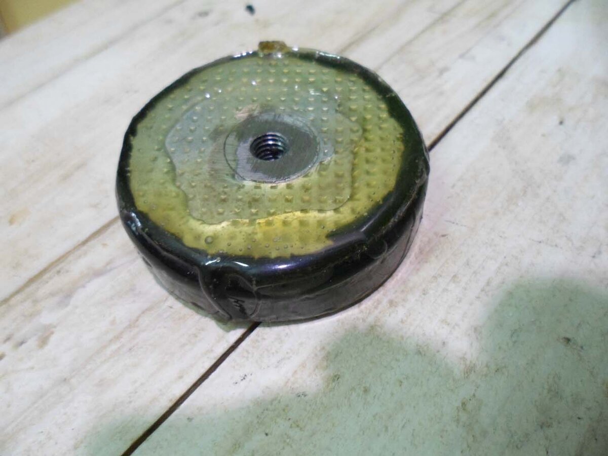 Покрыл эпоксидной смолой