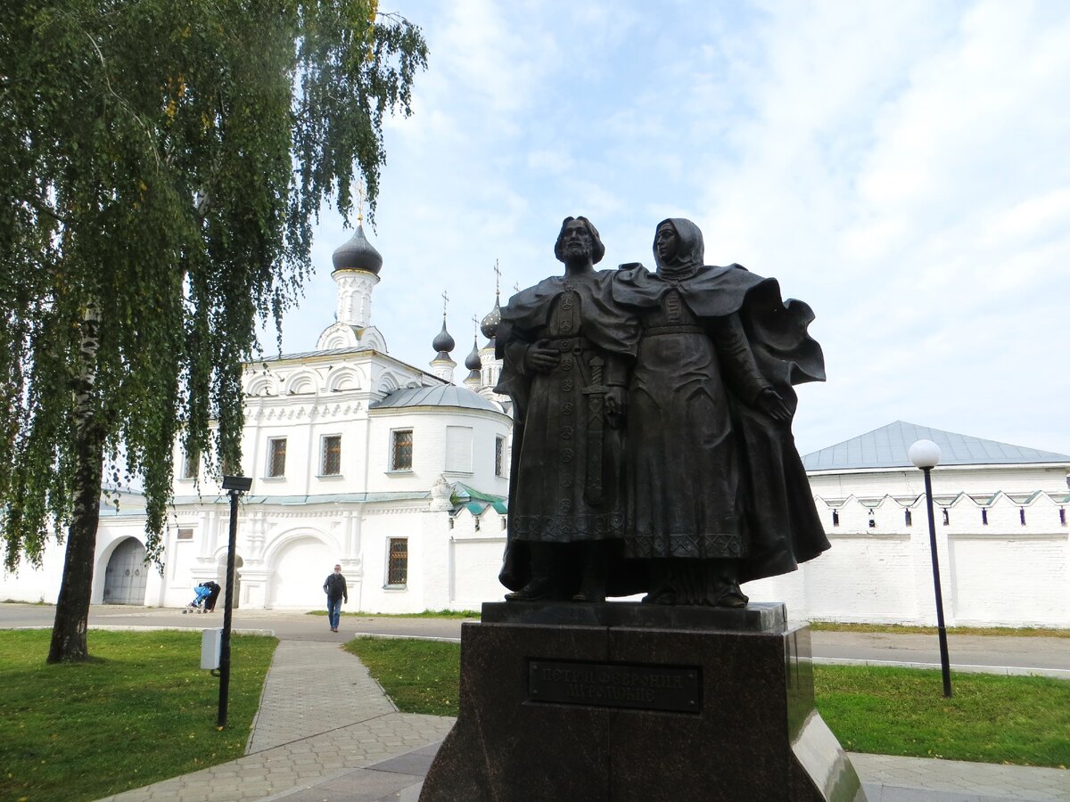 Памятник Петру и Февронье Муромским, установлен в 2012 году.