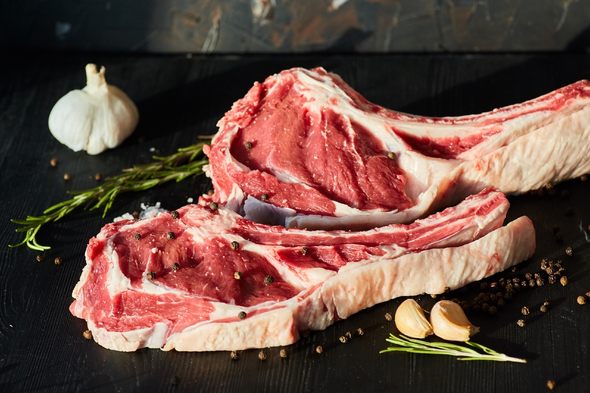 Баранина гораздо менее жирная чем свинина, богата полезными микроэллементами.