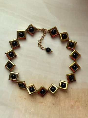 Колье из ромбов с черными бусинами