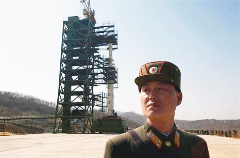 Фото: Командир расчета на фоне ракеты "Млечный путь-3"