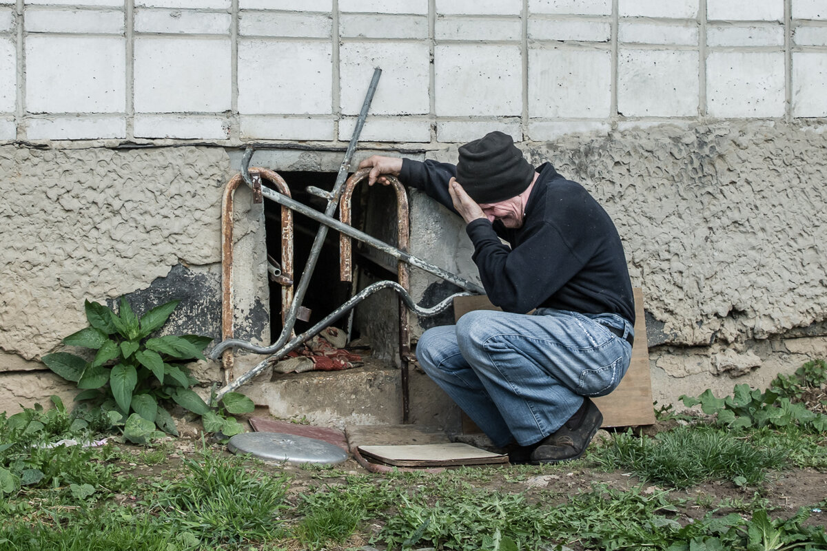 Через эту дыру друзья-бездомные два десятка лет забирались в подвал